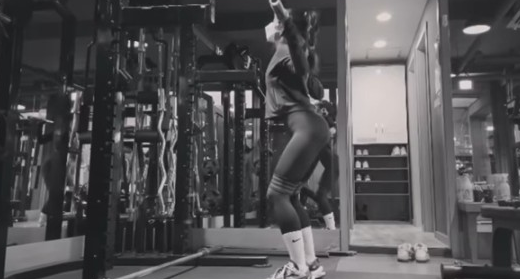 정은지가 스쿼트 중인 모습을 공개했다.사진=정은지 SNS