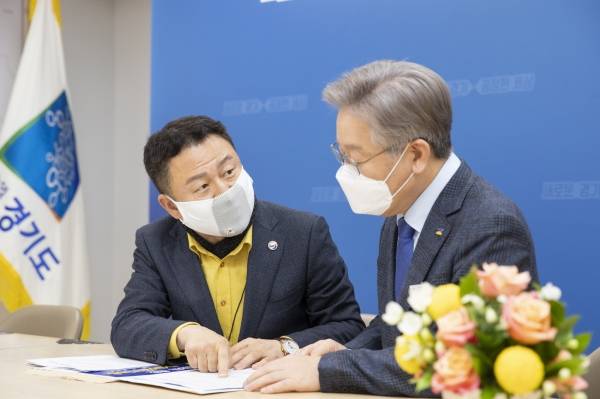 안승남 구리시장은 지난 19일 경기도 시장·군수협의회 대변인 자격으로 이재명 경기도지사와 협의회 임원진 간담회 참석 후, 이재명 경기도지사를 만나 구리시 지역 현안을 건의하기 위한 별도의 시간을 가졌다. / 사진제공=구리시