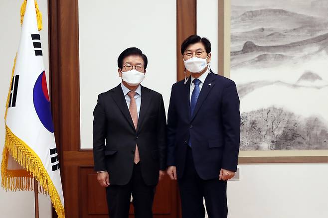 박병석 국회의장(왼쪽)이 20일 국회의장집무실에서 이춘희 세종특별자치시장의 예방을 받았다.