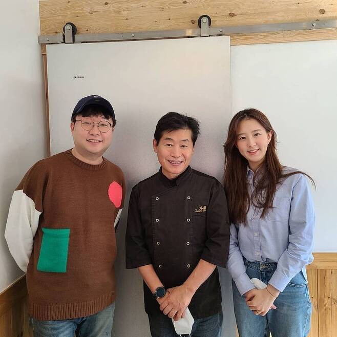Comedian Night vocabulary simple visited a restaurant run by his wife Yezi and Lee Yeon-bok Chef.Night vocabulary simple wrote on his instagram on January 20: A meal that was happier and more grateful because I was with my wife and mother-in-law.#Lee Yeon-bok # Dongfaku # Menbosha and posted several photos.In the public photos, the Night vocabular simple cloth Yezi and Lee Yeon-bok Chef are smiling side by side.In addition, the signature menu of the store, Dongpayuk, Menbosha, and other food items such as food, such as the food, stimulated the appetite.Meanwhile, Night vocabulary simple married a 17-year-old young man, Yezi, in November last year.