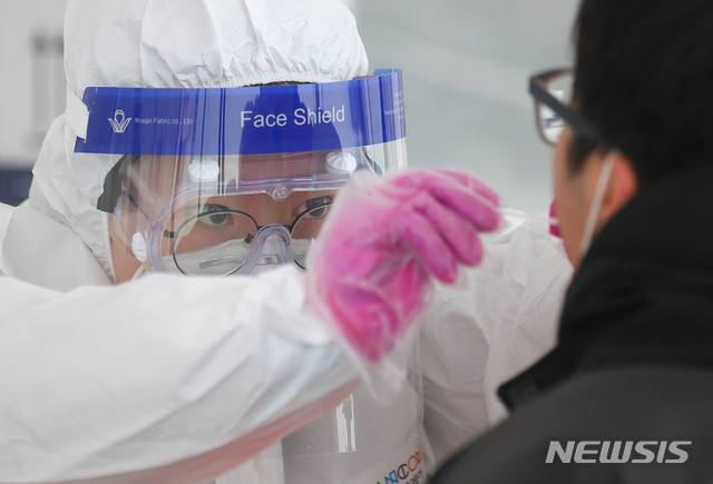 [제주=뉴시스]우장호 기자 = 제주 지역에 강추위 기승을 부렸던 지난 7일 제주시보건소 내 주차장 한 켠에 마련된 코로나19 선별진료소에서 의료진들이 검체 채취를 하고 있다. 2021.01.07. woo1223@newsis.com