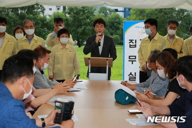 김종천 시장, 과천정부청사 유휴지 주택공급 반대 천막 집무실 기자회견 현장.