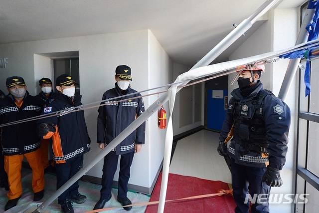 [수원=뉴시스] 경기도 소방재난본부는 화성 동탄신도시 내 44층 규모 주상복합 건물에서 ‘고층건물 화재대비 화재진압 전술시험 훈련’을 실시했다고 20일 밝혔다.