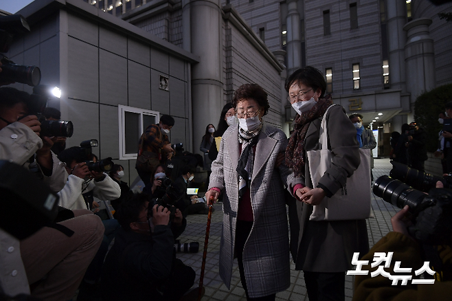 일본군 위안부 피해자 이용수 할머니가 11일 오후 서울 서초구 서울중앙지법에서 열린 일본 정부 상대 손해배상 청구 소송 마지막 변론기일에 증인으로 출석한 뒤 법정을 나서고 있다. 이한형 기자
