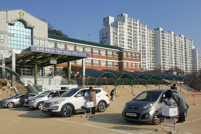 문경 모전초가 드라이브 스루 방식으로 예비소집을 진행하고 있다. 경북교육청 제공