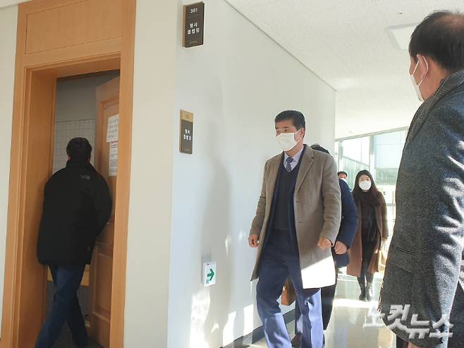 선거법 위반 혐의로 재판에 넘겨진 더불어민주당 이원택(김제·부안) 국회의원이 20일 오후 재판장에 입장하고 있다. 이 의원이 1심에서 면소 판결을 받았다. 송승민 기자