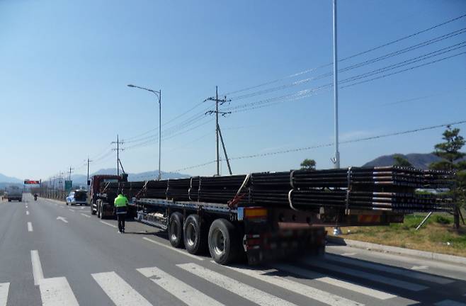 과적차량 단속. 경남도청 제공