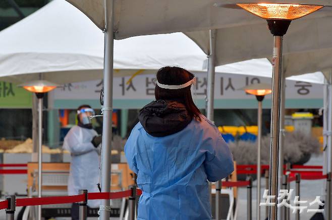 국내에서 신종 코로나바이러스 감염증(코로나19) 확진 환자가 처음 발생한 지 1년째가 되는 20일 서울광장 임시선별검사소에서 의료진이 대기하고 있다. 이날 신규 확진자는 404명으로 집계됐다. 박종민 기자