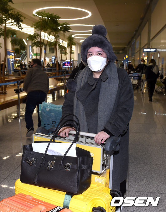 [OSEN=인천공항, 최규한 기자] 5년여간의 입국 금지 기간이 만료된 방송인 에이미가 20일 오후 인천공항을 통해 귀국했다. 에이미는 지난 2012년 프로포폴 상습 투약 혐의로 징역 8월, 집행유예 2년을 선고 받았으며 이후 집행유예 기간에 졸피뎀을 추가로 투약한 혐의가 알려지면서 벌금형을 선고받은 데 이어 2015년 말 강제 출국됐다.에이미가 입국장으로 들어서고 있다. / dreamer@osen.co.kr