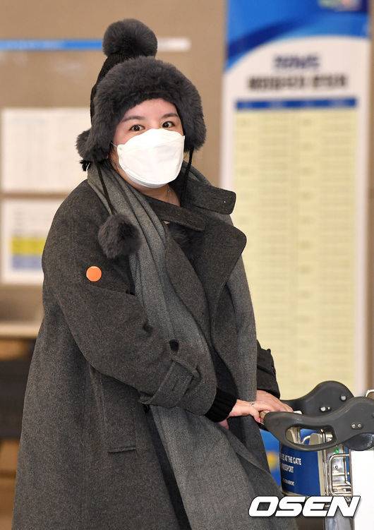 [OSEN=인천공항, 최규한 기자] 5년여간의 입국 금지 기간이 만료된 방송인 에이미가 20일 오후 인천공항을 통해 귀국했다.  에이미는 지난 2012년 프로포폴 상습 투약 혐의로 징역 8월, 집행유예 2년을 선고 받았으며 이후 집행유예 기간에 졸피뎀을 추가로 투약한 혐의가 알려지면서 벌금형을 선고받은 데 이어 2015년 말 강제 출국됐다.  에이미가 입국장으로 들어서고 있다. / dreamer@osen.co.kr