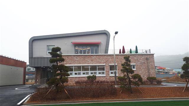 정부 주도로 농촌중심지 활성화 사업 등이 추진되는 가운데 충북도가 농촌살리기에 속도를 내기 위해 자체 프로젝트인 농시 사업을 추진한다. 농시는 ‘도시 같은 농촌’이란 의미를 담고 있다. 농촌중심지 활성화 사업으로 마련한 진천군 문백면 다목적회관.충북도 제공