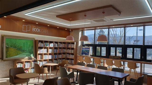 정부 주도로 농촌중심지 활성화 사업 등이 추진되는 가운데 충북도가 농촌살리기에 속도를 내기 위해 자체 프로젝트인 농시 사업을 추진한다. 농시는 ‘도시 같은 농촌’이란 의미를 담고 있다. 청주시 미원면 건강증진센터 내 북카페.충북도 제공