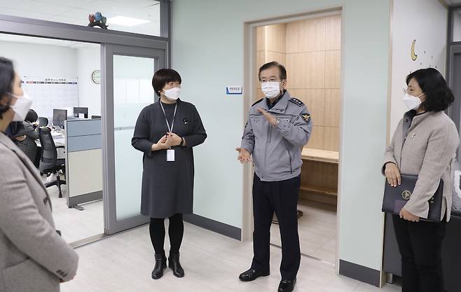 김원준 경기남부경찰청장은 20일 오후 화성시 성폭력·가정폭력 통합상담소를 방문해 관게자들과 대화를 하고 있다. 경기남부경찰청 제공