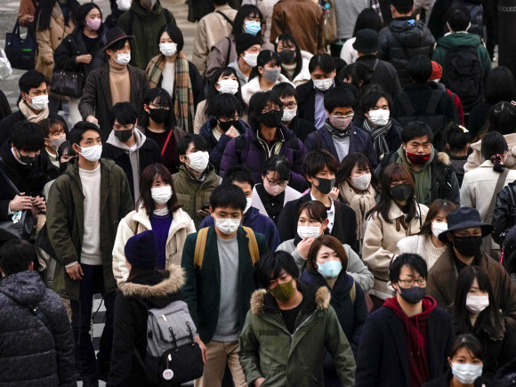 변종 바이러스가 나온 일본 - 일본 도쿄의 길거리에서 마스크를 쓴 시민들이 지나가고 있다. EPA 연합뉴스