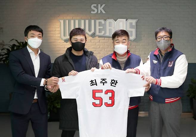 ▲ 류선규 SK 단장(맨 오른쪽)은 2022년 우승에 도전할 만한 상황이 된다고 생각하면 다시 한 번 과감하게 FA 시장에 나갈 수 있다고 밝혔다 ⓒSK와이번스