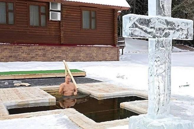 주현절 목욕하는 푸틴 [크렘린궁 사이트]