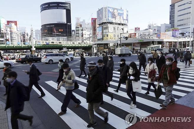 긴급사태 발령에도 코로나19 확산세 꺾이지 않는 일본 (도쿄 AP=연합뉴스) 일본이 신종 코로나바이러스 감염증(코로나19) 확산으로 비상인 가운데 19일 수도 도쿄에서 마스크를 쓴 시민들이 횡단보도를 건너고 있다.  sungok@yna.co.kr