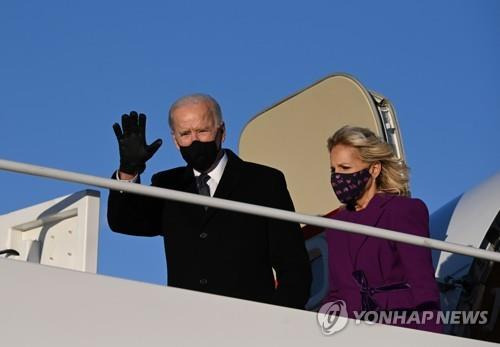 미국 워싱턴DC인근 메릴랜드주의 앤드루스 공군기지에 도착한 조 바이든 대통령 당선인 부부 [AFP=연합뉴스]