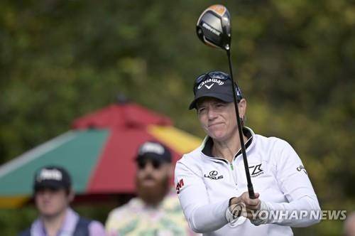 이벤트 대회에 출전해 볼의 궤적을 쫓는 소렌스탐. [AP=연합뉴스]