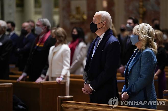 미사 참석한 바이든 당선인 부부 [AP=연합뉴스]