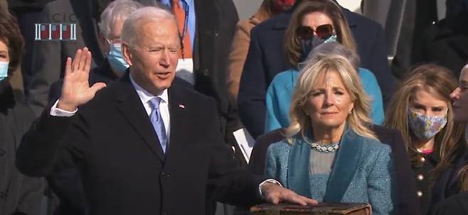 조 바이든 대통령 당선인이 20일(현지시간) 미국 워싱턴DC 연방 의사당 야외무대에 설치된 취임식장에서 선서를 하고 있다. (출처=취임식 실황 캡처)