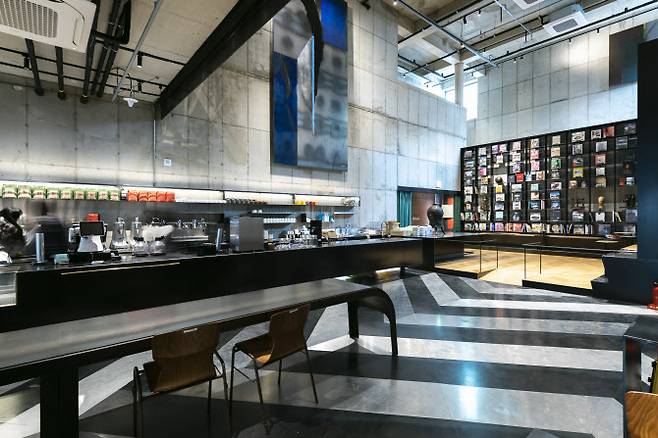 21일 SK네트웍스가 서울 길동에 문을 연 미래형 라이프스타일 충전소 ‘길동 채움’ 1층 일부와 2층에 마련된 카페 테라로사. (사진=SK네트웍스)