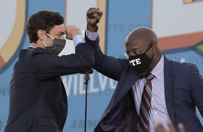 지난 5일(현지시간) 미국 조지아주 상원의원 결선투표에서 당선된 존 오소프(왼쪽) 의원과 라파엘 워녹 의원.(사진=AFP)