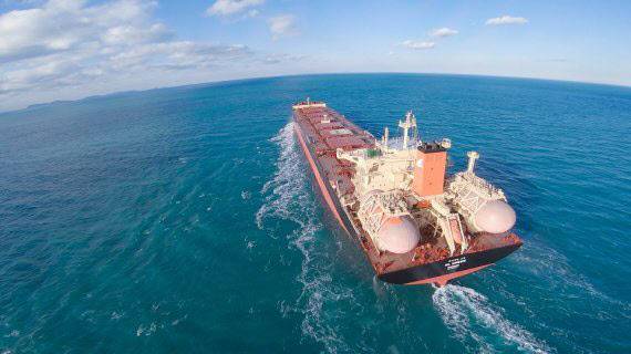 ▲세계 최초의 LNG추진 대형벌크선 HL그린호가 시험 운항하고 있다.(사진=포스코)