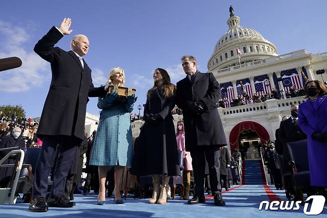 조 바이든 미국 대통령이  20일(현지시간)  취임 선서를 하고 있다. © 로이터=뉴스1 © News1 박재우 기자