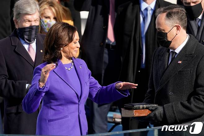 조 바이든 미국 대통령 취임식이 20일(현지시간) 열린 가운데, 카멀라 해리스가 선서를 하기 위해 성경에 손을 올리고 있다. © 로이터=뉴스1 © News1 박재우 기자