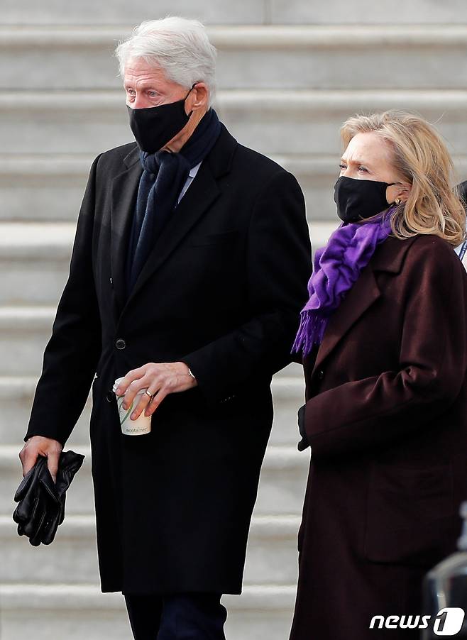 조 바이든 미국 대통령 취임식이 20일(현지시간) 열린 가운데, 빌 클린턴 전 대통령과 부인 힐러리 클린턴 전 국무부 장관이 취임식에 입장하고 있다. © 로이터=뉴스1 © News1 박재우 기자