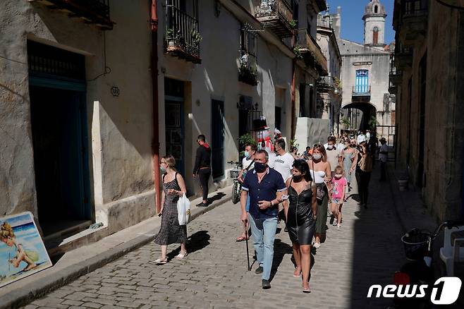 쿠바 수도 아바나에서 2021년 1월 6일 러시아 관광객들이 시내를 걷는 모습. © 로이터=뉴스1 © News1 최서윤 기자