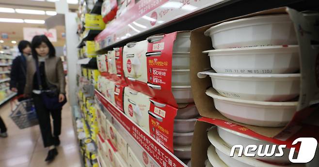 서울의 한 대형마트에 소비자들이 가정에서 자주 먹는 먹거리가 진열되어 있다. /뉴스1 © News1 박지혜 기자
