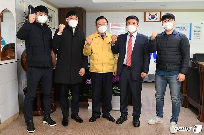홍성군 출향인 홍완표 박사가(오른쪽 두번째) 코로나19 위기 극복을 위해 휴대용 손 세정제 30만개(약 3억원 상당)를 기부하며 남다른 고향사랑을 실천했다.(홍성군 제공)© 뉴스1