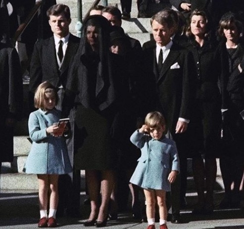 존 F 케네디 대통령 장례식의 재클린 케네디와 자녀들. 재키를 중심으로 왼쪽이 에드워드 케네디, 오른쪽이 로버트 케네디. JFK 주니어가 경례를 하고 있다 / 사진출처 = 위키피디아