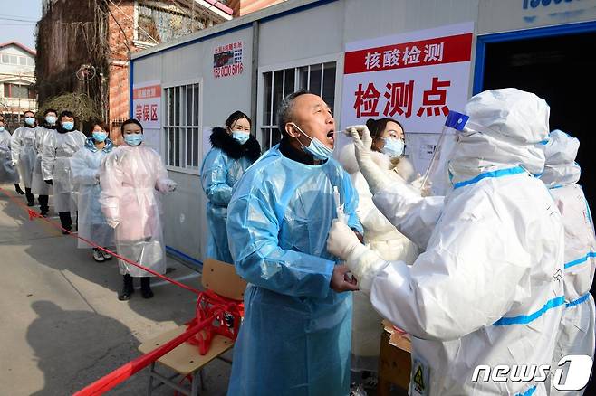 지난 16일 중국 허베이성 스자좡시 주민들이 코로나19 진단검사를 받고 있다. © AFP=뉴스1