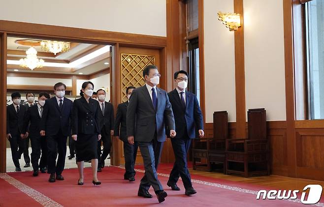 문재인 대통령이 21일 오전 청와대에서 김진욱 초대 고위공직자범죄수사처장에게 임명장을 수여한 후 환담장으로 이동하고 있다. 2021.1.21/뉴스1 © News1 이광호 기자