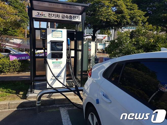 제주특별자치도가 전기차 배터리 용량의 80% 수준까지 충전하는데 걸리는 시간을 40분에서 20분으로 단축하는 '전기차 충전인프라 고도화' 실증사업을 추진한다고 21일 밝혔다. 제주도청 내 개방형 전기차 충전기.(제주도 제공) © 뉴스1
