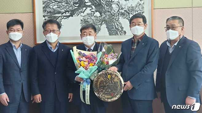 연합사업 우수사무소 표창패 전달(농협 강원지역본부 제공)© 뉴스1