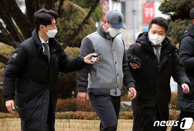 경기 김포에서 아파트 경비원을 폭행해 중상을 입힌 30대 중국인 남성이 21일 오전 구속 전 피의자 심문(영장실질심사)를 받기 위해 인천지법 부천지원에 들어서고 있다. 이 남성은 11일 오후 11시 40분쯤 경기 김포시 장기동의 한 아파트 후문에서 경비원 2명을 폭행해 중상을 입힌 혐의를 받고 있다.2021.1.21/뉴스1 © News1 정진욱 기자