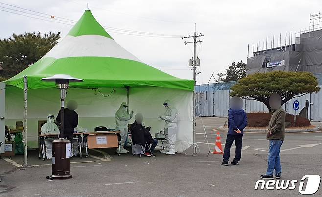 21일 오후 1시20분쯤 전남 영암군 보건소 선별진료소에 주민들이 코로나19 검사를 받고 있다. 2020.1.21 /뉴스1 © News1 전원 기자