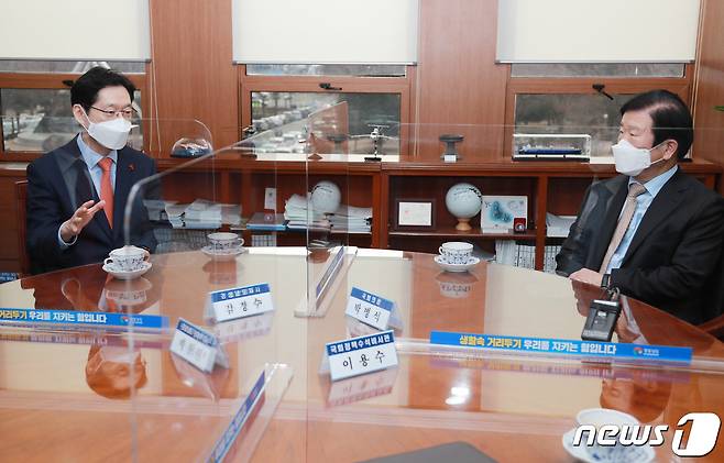 박병석 국회의장(오른쪽)과 김경수 경남도지사가 21일 경남도청에서 도내 현안에 대해 논의하고 있다.(경남도 제공)2021.1.21.© 뉴스1