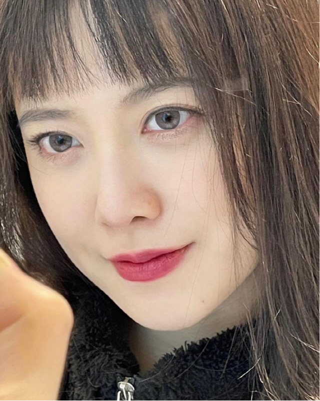 Ku Hye-sun posted a recent photo on his Instagram on the 21st.Inside the picture is a picture of Ku Hye-sun filming Selfie; Ku Hye-sun, who boasts beautiful looks as a super-close selfie.The red Lipstick further accentuated Ku Hye-suns white skin, with a clear eyeball admiring the dark double eyelids.Adding a light smile here made the beautiful beautiful look more brilliant.Ku Hye-sun said, I am a mincho. I am a man. I am a chicken. I like the eyes of the brush.On the other hand, Ku Hye-sun recently released daily life through Kakao TV Face ID.