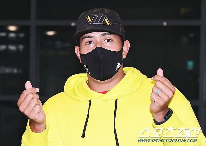 한국팬들에게 다정한 하트 손인사 하고 있는 롯데 프랑코.