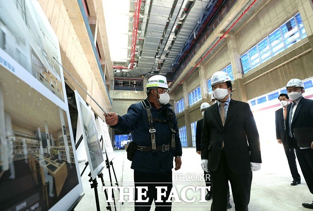 박병석 국회의장이 21일 국회도서관 부산분관 건설 현장을 방문해 관계자로부터 공사 현황을 듣고 있다. /국회 제공