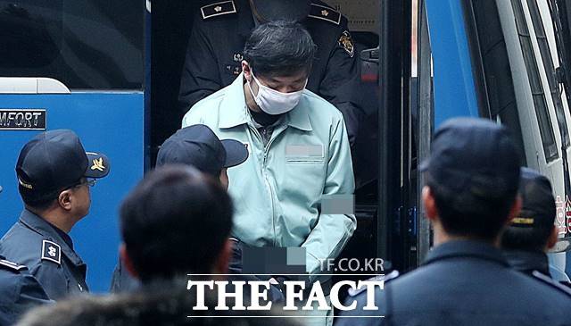 수원지법 형사15부(조휴옥 부장판사)는 21일 아동·청소년의 성보호에 관한 법률 위반(강간 등 치상) 등 혐의로 기소된 조재범 전 코치에게 징역 10년 6개월을 선고했다. /뉴시스