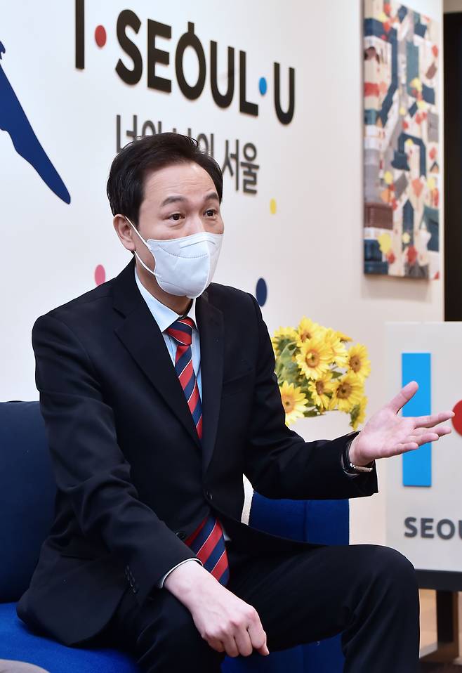 서울시장 보궐선거 출마를 선언한 더불어민주당 우상호 의원이 19일 서울 영등포구 의사당대로 오투타워에 위치한 서울핀테크랩 금융정책 현장을 방문, 간담회를 하고 있다. /연합뉴스