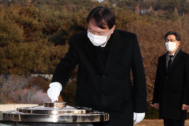 사진/ 4일 윤석열 검찰총장이 서울 동작구 국립서울현충원을 찾았다. 2021.1.4 /  장련성 기자