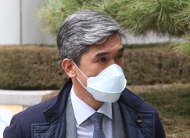 정종선 전 고교축구연맹 회장이 횡령 및 성폭행 의혹 관련 선고 공판을 받기 위해 21일 서울중앙지방법원으로 향하고 있다. /뉴시스