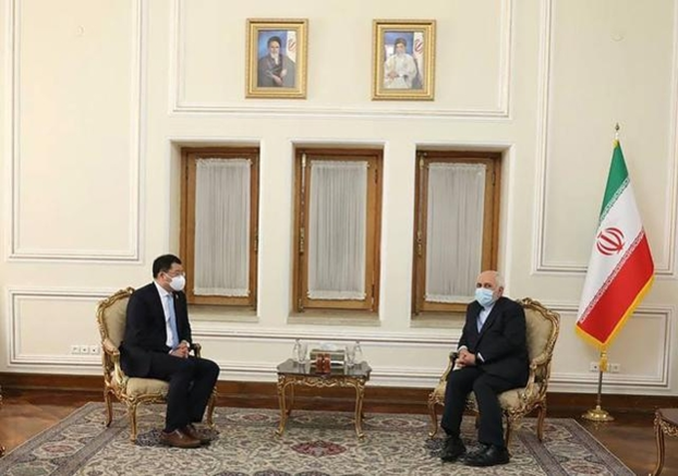 최종건 외교부 1차관이 11일(현지 시각) 이란 테헤란에서 모하마드 자바드 자리프 이란 외무장관과 만나 대화하고 있다. /이란 외무부 제공